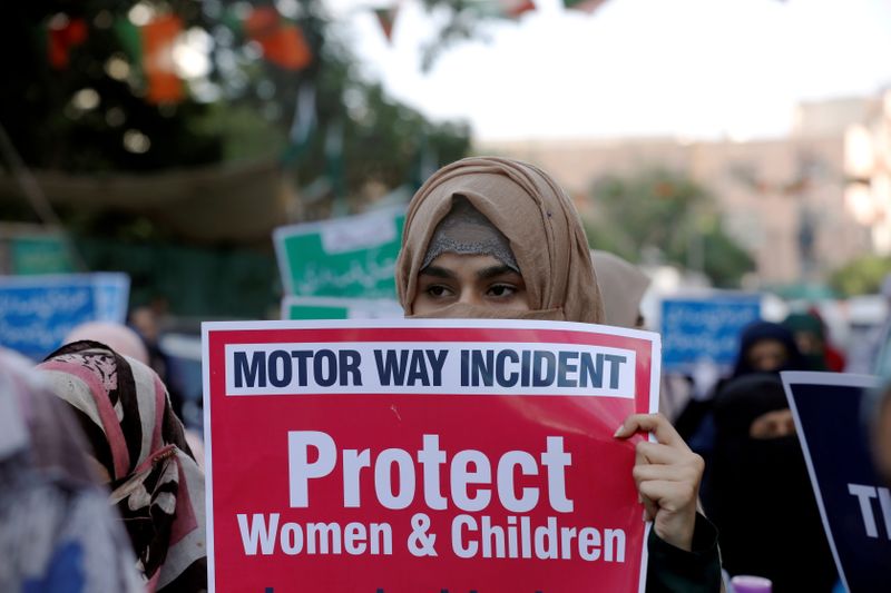 © Reuters. الحكم بإعدام رجلين اغتصبا امرأة على جانب طريق سريع في باكستان
