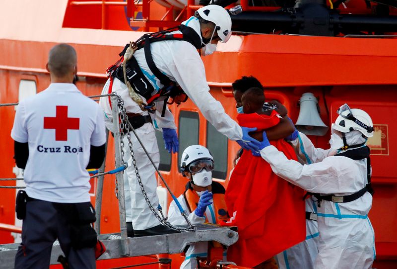 &copy; Reuters. FILE PHOTO: A migrant disembarks a Spanish coast guard vessel, in the port of Arguineguin