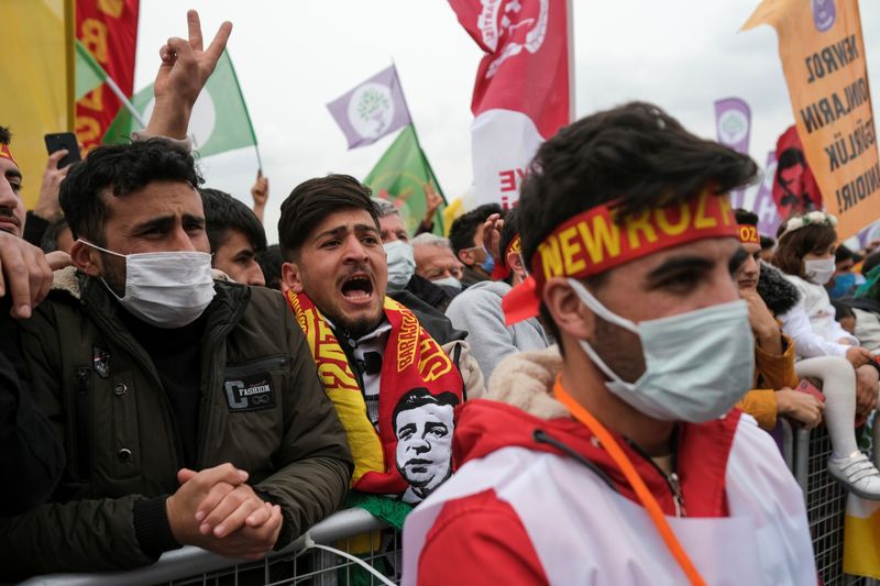 © Reuters. أنصار الحزب المؤيد للأكراد في تركيا يتحدون محاولة لحظره