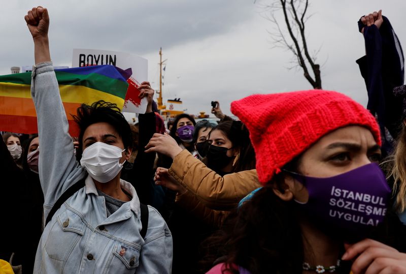 © Reuters. فرنسا تندد بقرار تركيا الانسحاب من معاهدة مناهضة للعنف ضد المرأة