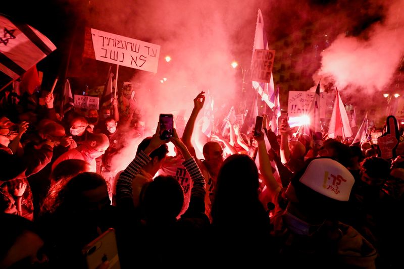 © Reuters. آلاف الإسرائيليين يحتجون ضد نتنياهو قبل ثلاثة أيام من الانتخابات