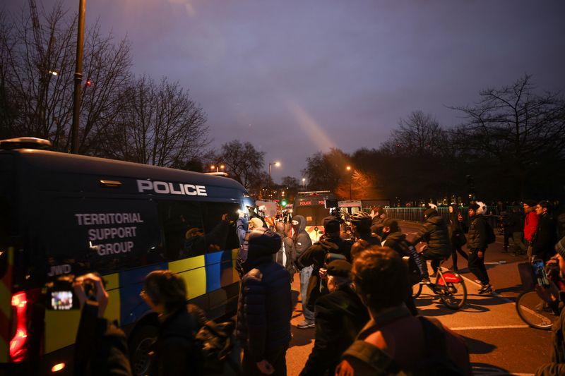 &copy; Reuters. مشاجرات واعتقالات خلال مسيرة مناهضة للإغلاق العام في لندن