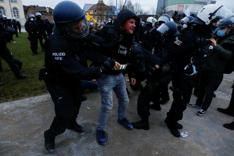 &copy; Reuters. الشرطة الألمانية تستخدم مدافع المياه مع تحول احتجاج ضد العزل العام إلى أعمال عنف