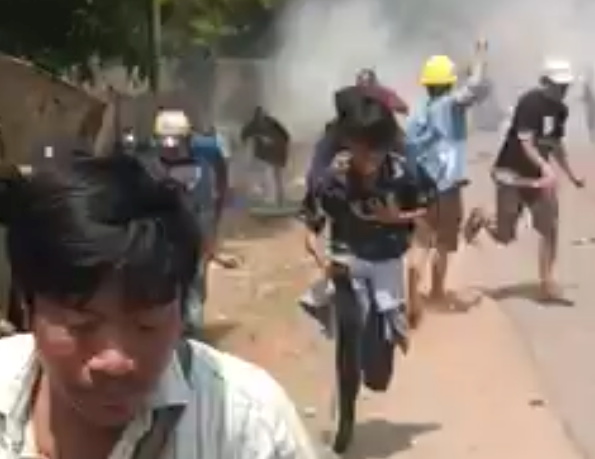 &copy; Reuters. FILE PHOTO: Protesters run away from live rounds in Naypyitaw