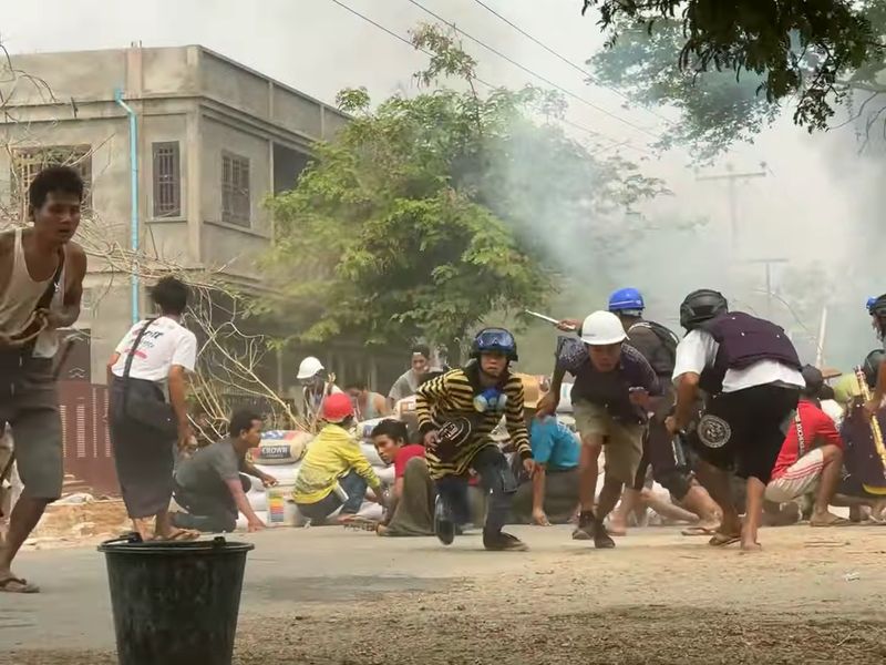 © Reuters. Protesters clash with security forces in Monywa