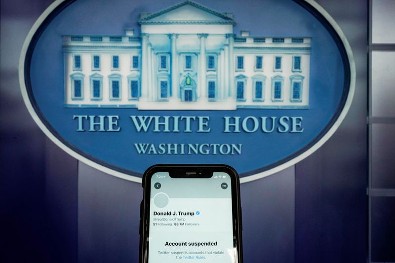 &copy; Reuters. FILE PHOTO: A photo illustration shows the suspended Twitter account of former U.S. President Donald Trump on a smartphone at the White House briefing room in Washington