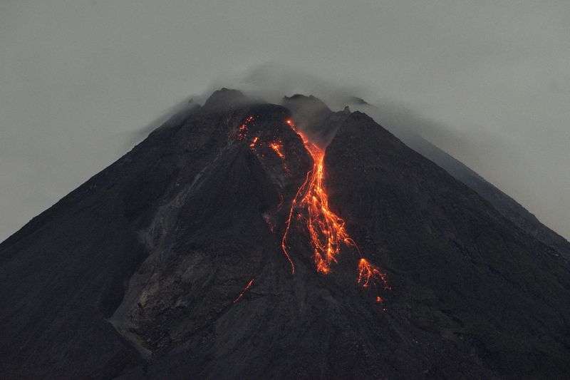 &copy; Reuters. Mount Merapi volcano spews hot lava as seen from Turi village