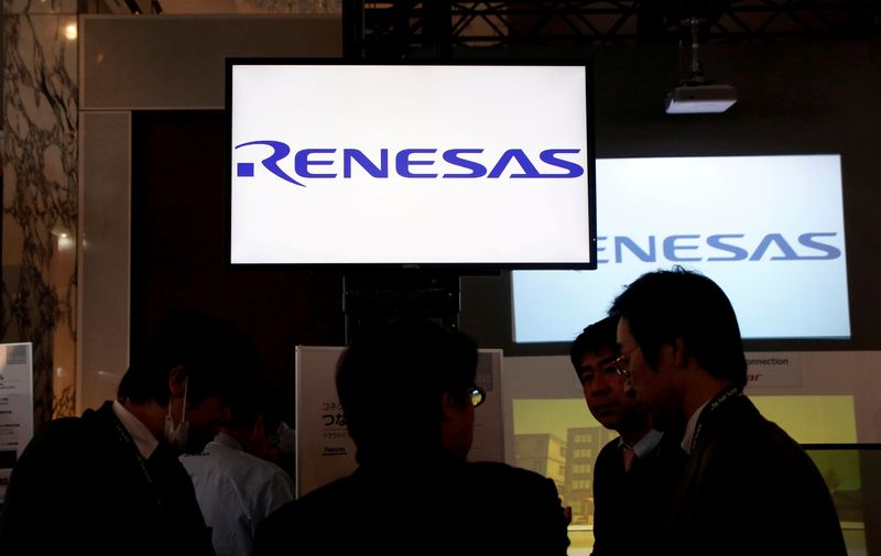 &copy; Reuters. FILE PHOTO: FILE PHOTO: Renesas Electronics Corp&apos;s logos are pictured at the company&apos;s conference in Tokyo