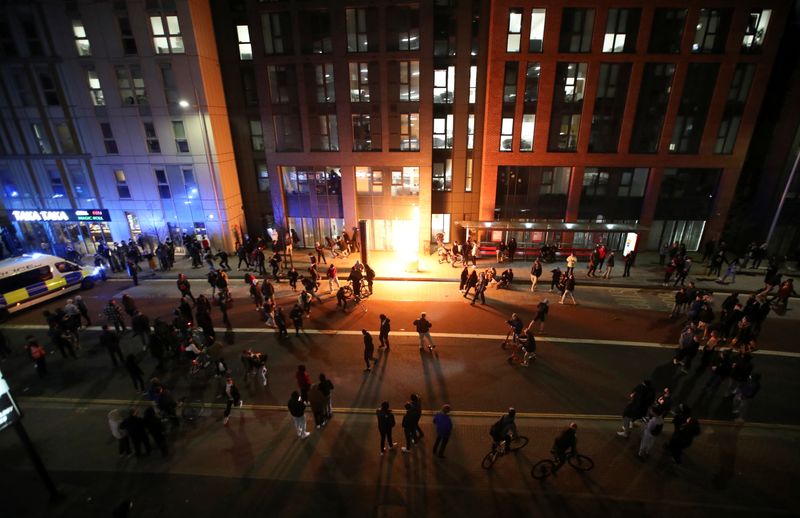 &copy; Reuters. إصابة شرطيين وإضرام النار في سيارتين في احتجاج عنيف في بريستول بانجلترا
