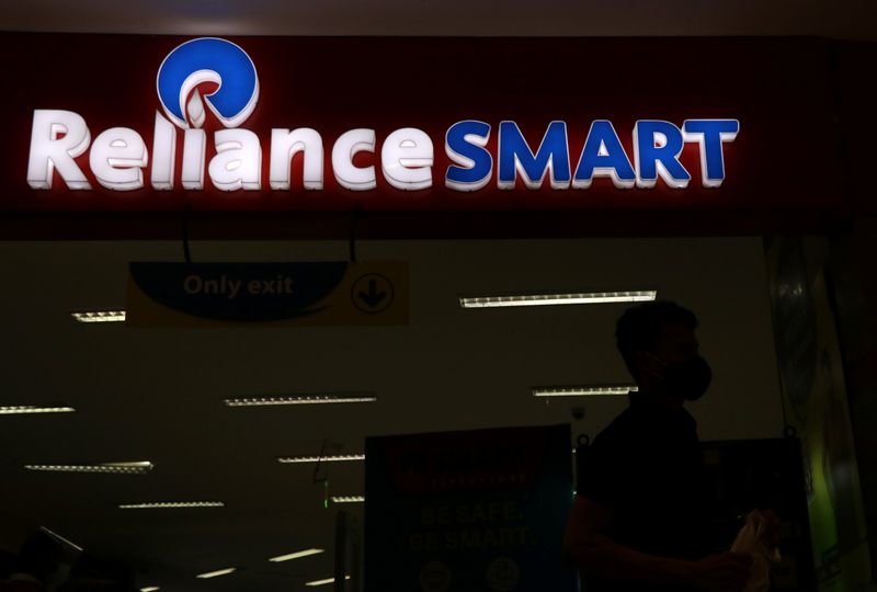 © Reuters. A man leaves a Reliance supermarket in Mumbai