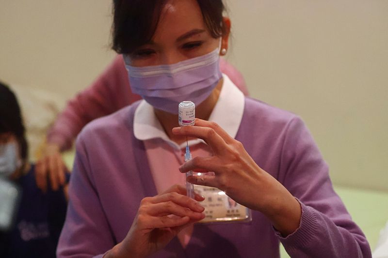 &copy; Reuters. 台湾首相と保健相、アストラゼネカのコロナワクチンを接種