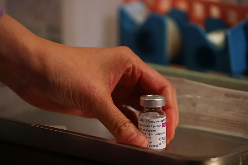 &copy; Reuters. A nurse holds a vial of the  AstraZeneca vaccine against the coronavirus disease (COVID-19) during a vaccination for medical workers in Taipei