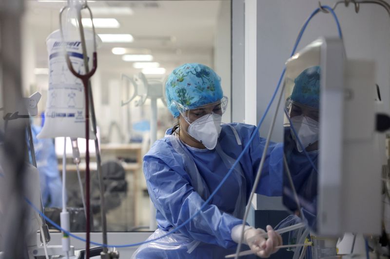 &copy; Reuters. FOTO DE ARCHIVO: Una trabajadora sanitaria en la unidad de cuidados intensivos del hospital Sotiria de Atenas