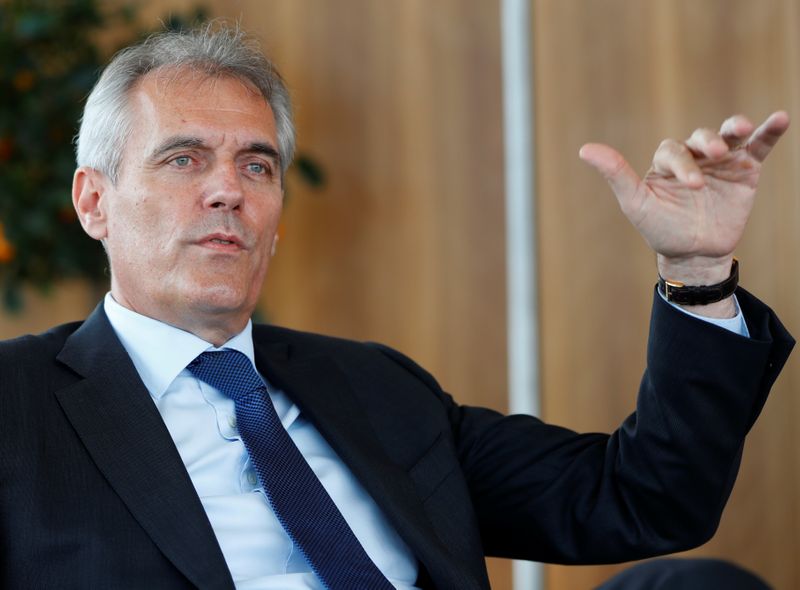 &copy; Reuters. CEO of Austrian energy group OMV Seele gestures during an interview in Vienna