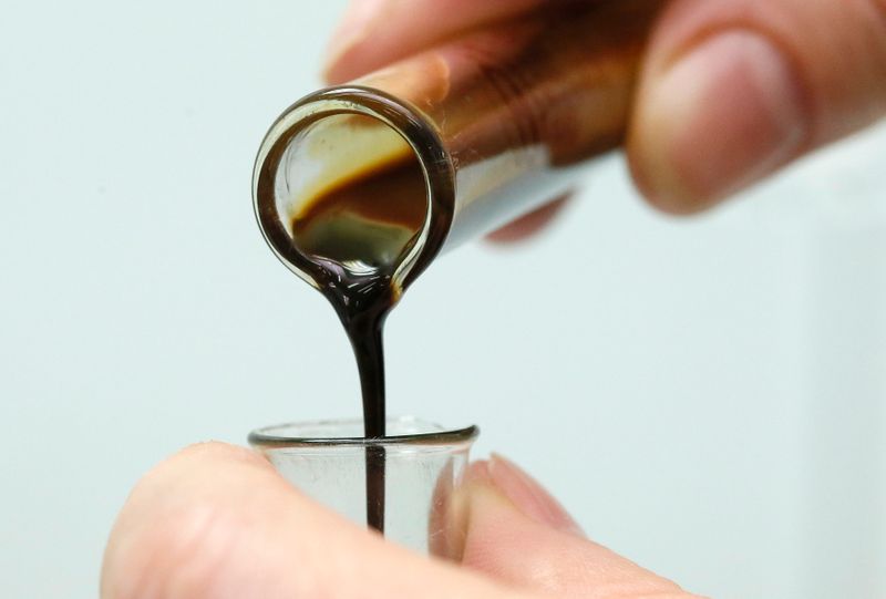 &copy; Reuters. An employee fills a test tube with mineral oil from the Vankor deposit owned by Rosneft company at a quality control laboratory of the Krasnoyarsknefteproduct oil product company in Krasnoyarsk