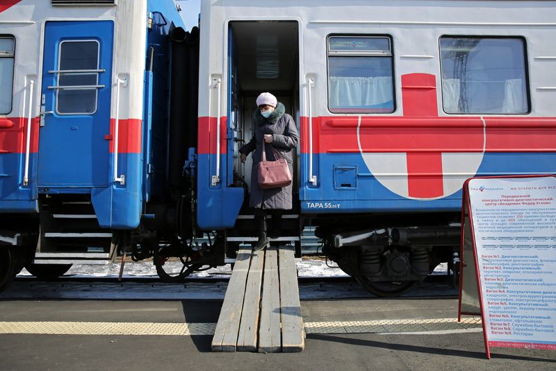 &copy; Reuters. A woman leaves a carriage of the Academician Fyodor Uglov medical train in Tulun