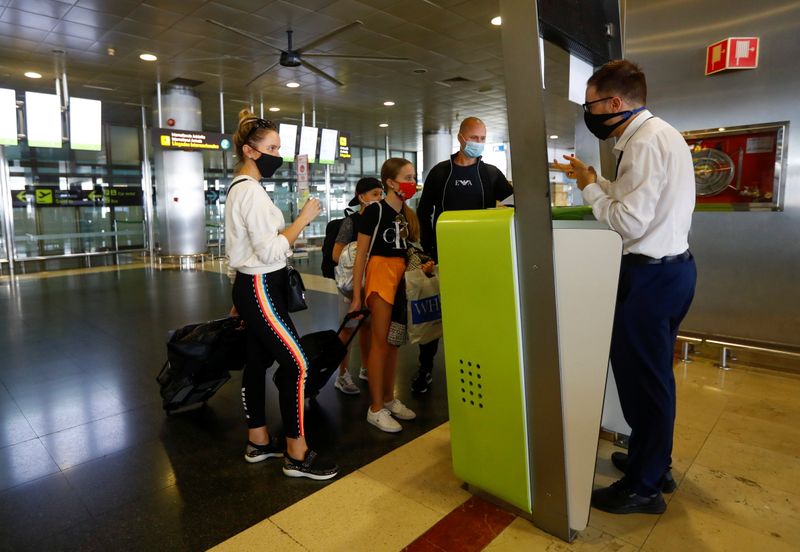 &copy; Reuters. FOTO DE ARCHIVO: Turistas británicos llegan al aeropuerto de Gran Canaria en Telde, en la isla de Gran Canaria, España