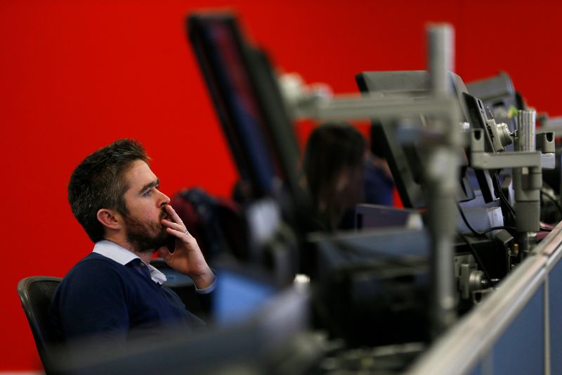 © Reuters. Market makers work on the trading floor at IG Index in London