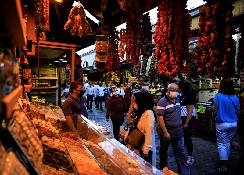 © Reuters. FILE PHOTO: People shop at the Spice Market also known as the Egyptian Bazaar in Istanbul