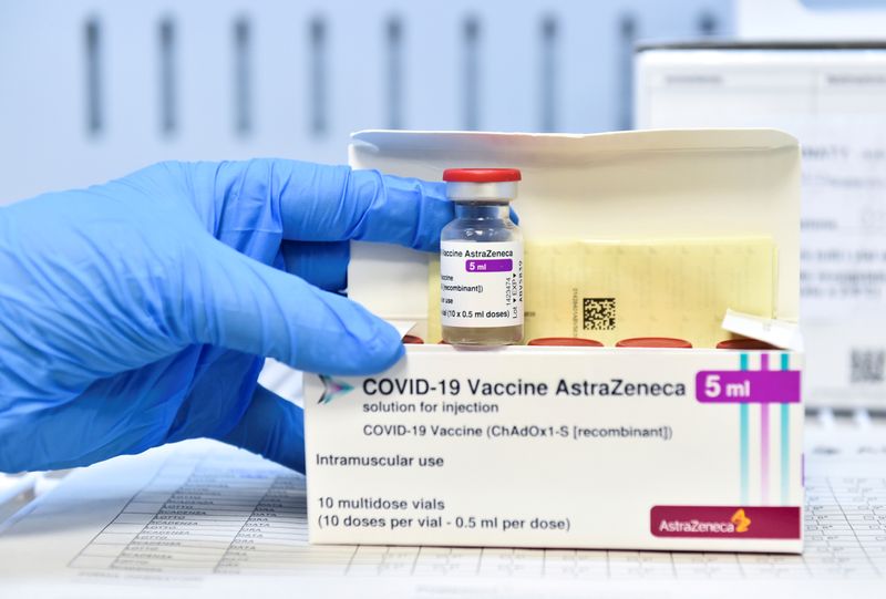 &copy; Reuters. Profissional de saúde mostra caixas e frasco da vacina contra Covid-19 da AstraZeneca em Turim