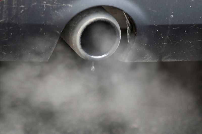 © Reuters. FILE PHOTO: An exhaust emits fumes as a car is driven through Richmond in London