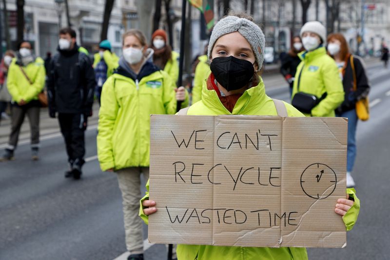 &copy; Reuters. Imagen de archivo de una protesta de activistas de Fridays for Future pidiendo un &quot;Día Global de Acción Climática&quot;, en medio de la pandemia de COVID-19, en Viena
