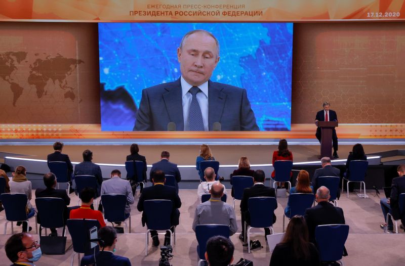 &copy; Reuters. Journalists attend Russian President Vladimir Putin&apos;s annual end-of-year news conference in Moscow