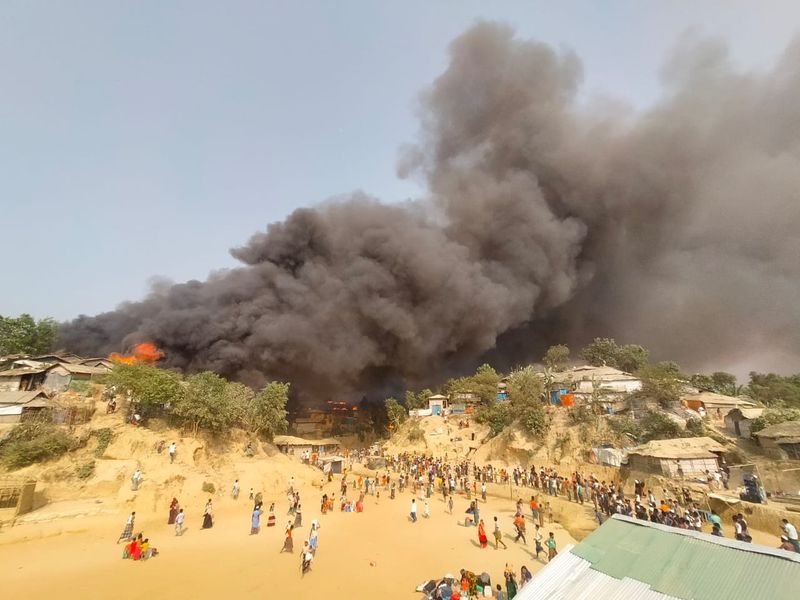 &copy; Reuters. حريق يدمر آلاف المساكن في مخيمات اللاجئين الروهينجا ببنجلادش