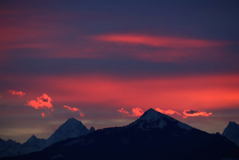 &copy; Reuters. FILE PHOTO: L&apos;Aiguille Verte and Le Mole mountains are pictured during sunrise from Geneva