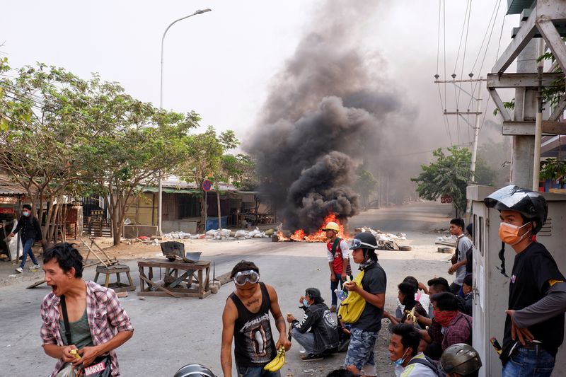 &copy; Reuters. Manifestantes protestam em Mandalay contra o golpe militar em Mianmar