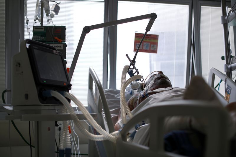&copy; Reuters. Paciente intubado em leito de UTI no Hospital São Paulo na capital paulista