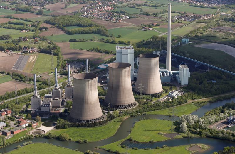 &copy; Reuters. FILE PHOTO: An aerial picture shows the four natural-gas power plants &quot;Gersteinwerk&quot; of Germany&apos;s RWE Power near the western German city of Hamm