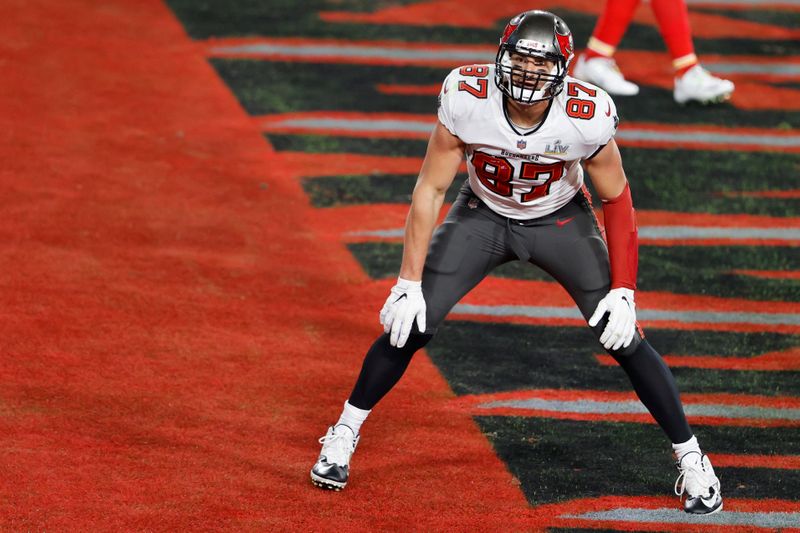 TE Rob Gronkowski re-signs with Buccaneers