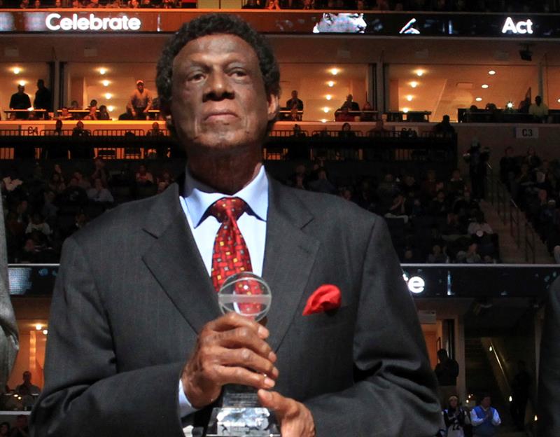 © Reuters. Sports Legacy Award winner Elgin Baylor is honored during halftime of the NBA basketball game between the Memphis Grizzlies and the Indiana Pacers in Memphis, Tennessee January 21, 2013 as part of the NBA's 11th Annual Martin Luther King Celebration Day. REUTERS/Nikki Boertman