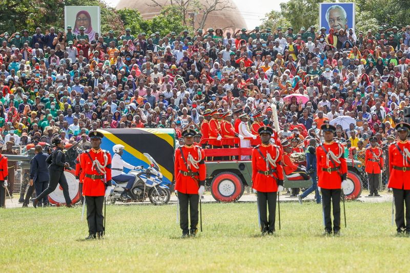 &copy; Reuters. مقتل 5 من عائلة واحدة في تدافع خلال إلقاء نظرة الوداع على جثمان رئيس تنزانيا