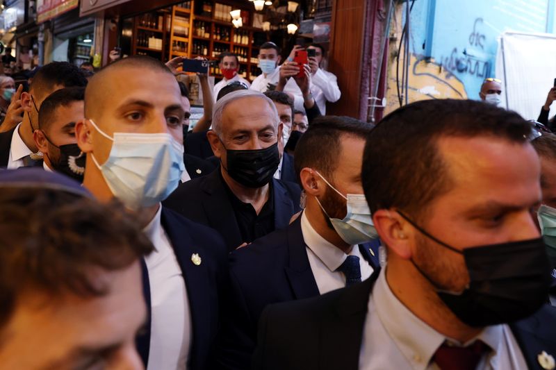 &copy; Reuters. Israeli Prime Minister Netanyahu visits Mahane Yehuda market, a day before the March 23 general election, in Jerusalem