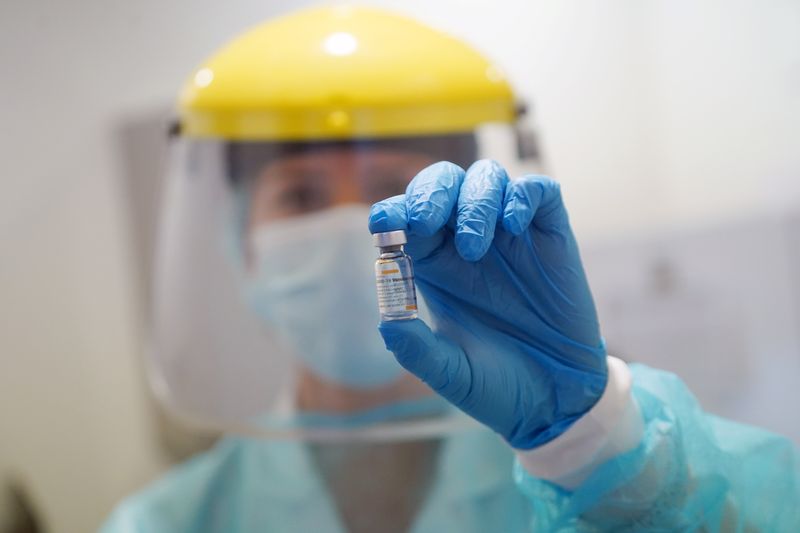 &copy; Reuters. Profissional de saúde mostra vacina em Montevidéu