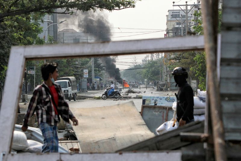 &copy; Reuters. FILE PHOTO: Demonstrators gather behind barricades during a protest against the military coup in Mandalay