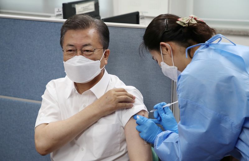 &copy; Reuters. 韓国大統領、アストラゼネカのコロナワクチンを接種