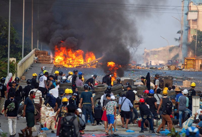 &copy; Reuters. ミャンマー、デモ隊がろうそくで死者追悼　人形で抗議の意思表示も