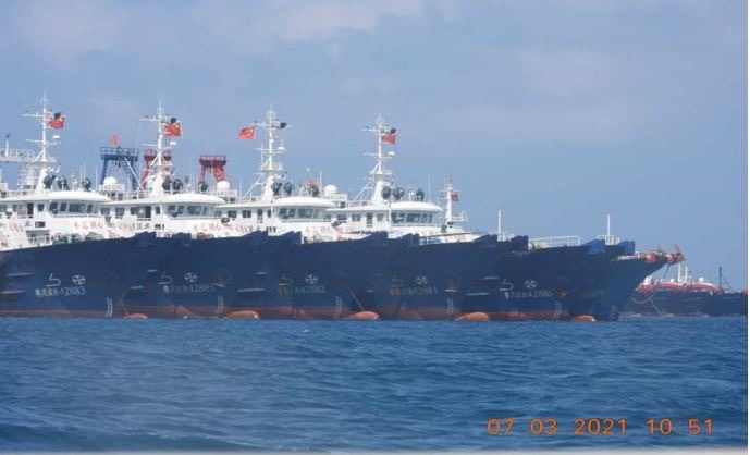 &copy; Reuters. Some of the about 220 vessels reported by the Philippine Coast Guard are pictured at Whitsun Reef, South China Sea