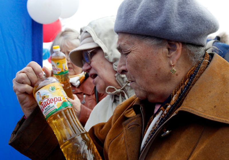 &copy; Reuters. Elderly women look at bottles of sunflower oil during a food fair in Stavropol