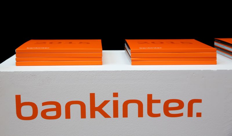 &copy; Reuters. FOTO DE ARCHIVO: El logotipo de Bankinter y ejemplares de sus resultados anuales en Madrid