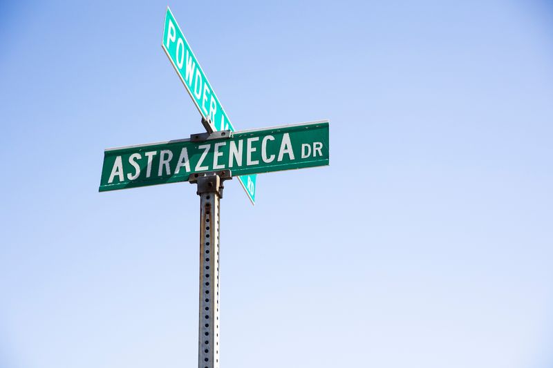 &copy; Reuters. El logotipo de AstraZeneca fuera de su sede de América del Norte en Wilmington, Delaware, EEUU