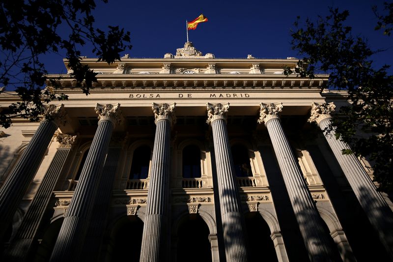 &copy; Reuters. Una bandera española ondea sobre la Bolsa de Madrid