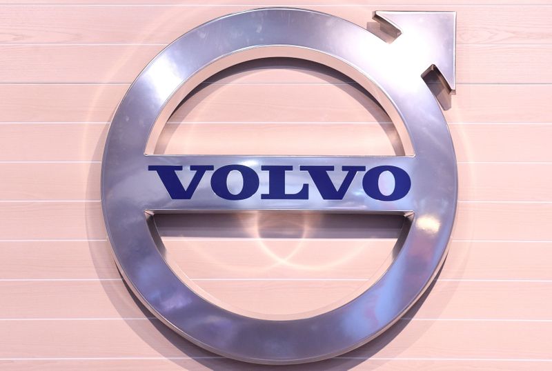 &copy; Reuters. VOLVO CHUTE APRÈS UN AVERTISSEMENT SUR LA PÉNURIE DE PUCES