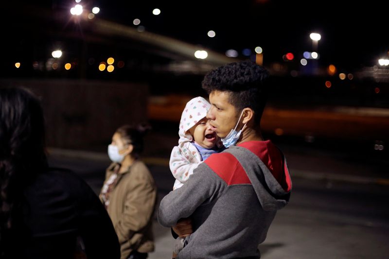 &copy; Reuters. Stephanie, 10 months old, cries as she is carried by her father Manuel de Jesus Martinez, an asylum-seeking migrant from Honduras, who was airlifted from Brownsville to El Paso, Texas, and deported from the U.S. with her, in Ciudad Juarez