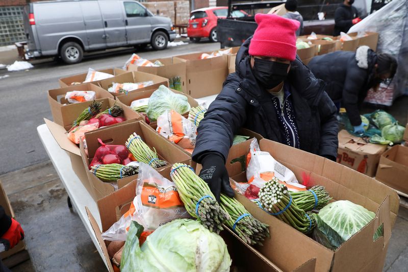 &copy; Reuters. Food is distributed at the nonprofit New Life Centers&apos; food pantry in Chicago
