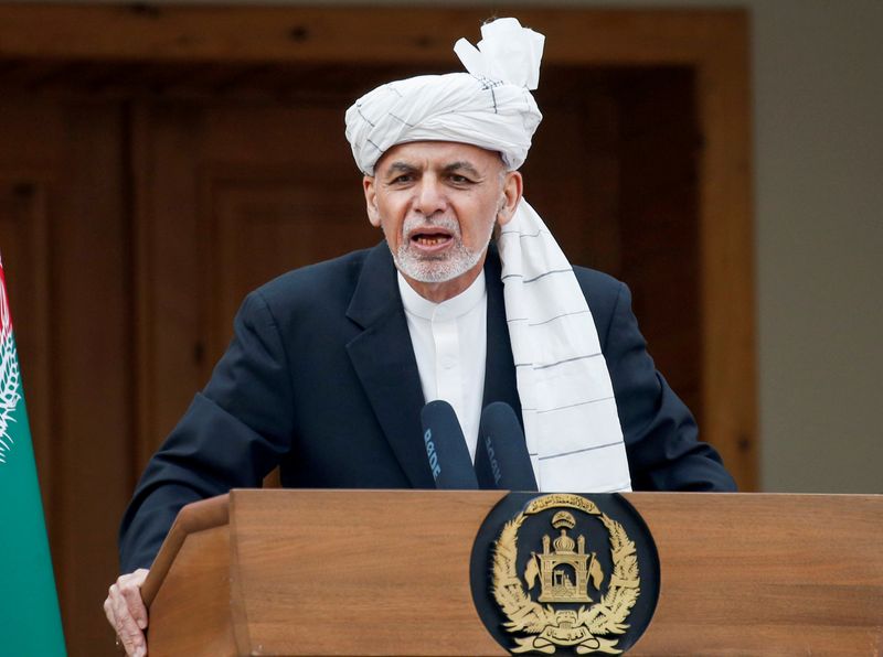 &copy; Reuters. FILE PHOTO: Afghanistan&apos;s President Ashraf Ghani speaks during his inauguration as president, in Kabul