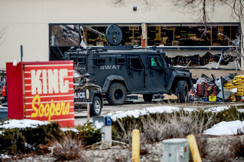 &copy; Reuters. Equipes de emergência respondem a ataque a tiros em mercado em Boulder, no Estado norte-americano de Colorado